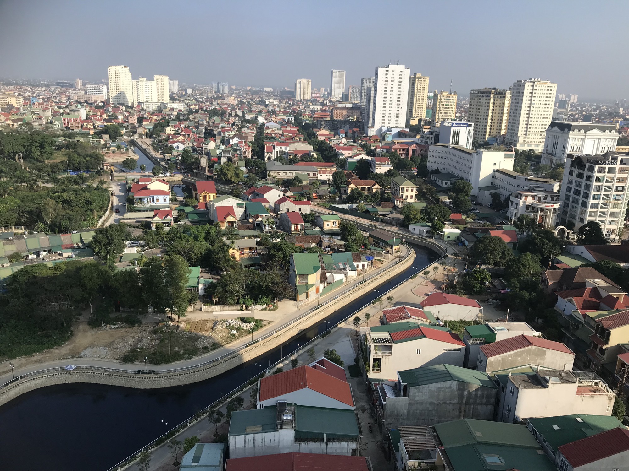 Nghệ[-]An:[-]Kinh[-]hãi[-]nước[-]trong[-]kênh[-]hào[-]Thành[-]Cổ[-]đột[-]ngột[-]chuyển[-]đen[-]như[-]mực!